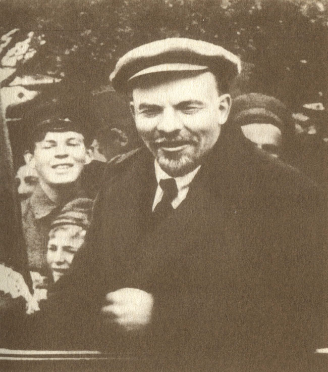 В. И. Ленин на Красной площади 1 мая 1919 года. Рядом слева Коля Дубинин и Ваня Крюков