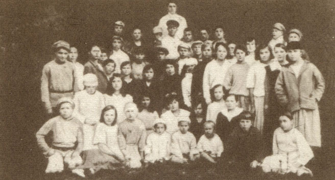 Снимок 1922 года, когда автор этой книги был воспитанником детского дома в Жиздре. Коля Дубинин стоит во втором ряду, крайний слева. Сзади, в центре, воспитатель Иван Брынцев