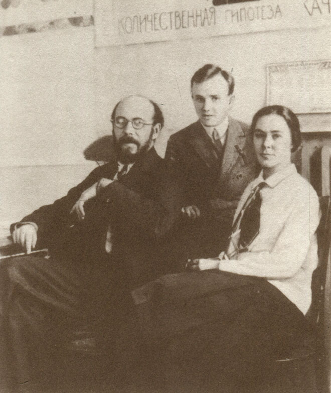 Слева направо: А. С. Серебровский, Н. П. Дубинин, Е. Т. Васина-Попова в лаборатории Московского зоотехнического института