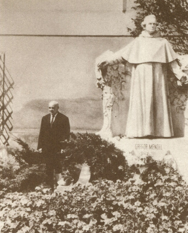 Н. П. Дубинин у памятника Г. Менделю в г. Брно. 1965 год