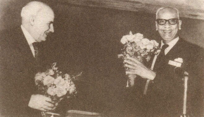Президент индийской Национальной Академии наук Б. Р. Сешакхар (справа) и академик Н. П. Дубинин перед открытием индо-советского симпозиума по генетике. Ноябрь 1972 года